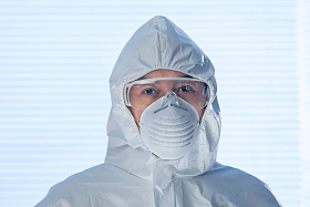 穿防护服的医生图片