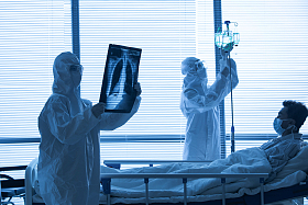 医生给患者查看X光片图片