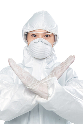 穿防护服的年轻女医生照片