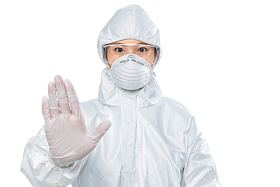 穿防护服的年轻女医生