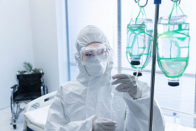 医务工作者在病房里调试生理盐水