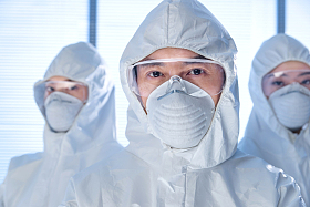 穿防护服的医疗团队