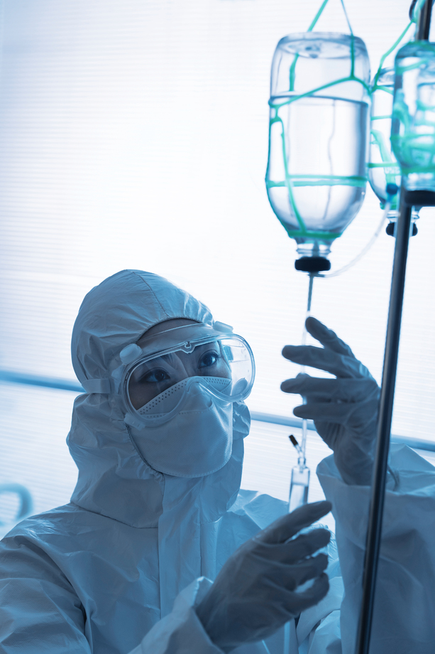 青年女医生调试生理盐水 青年女医生调试生理盐水