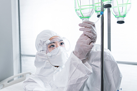 青年女医生在病房里工作