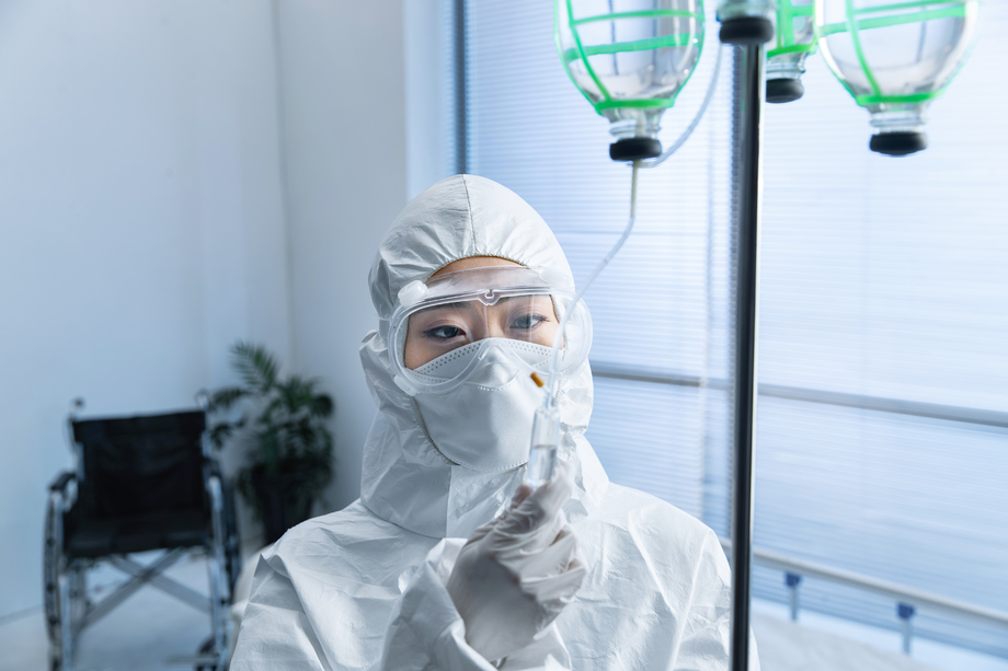 青年女医生在病房里工作图片 青年女医生在病房里工作图片