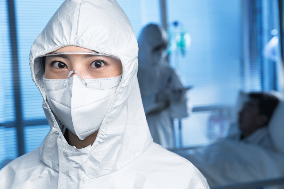 青年女医生在病房