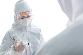 医生拿着注射器和地球图片