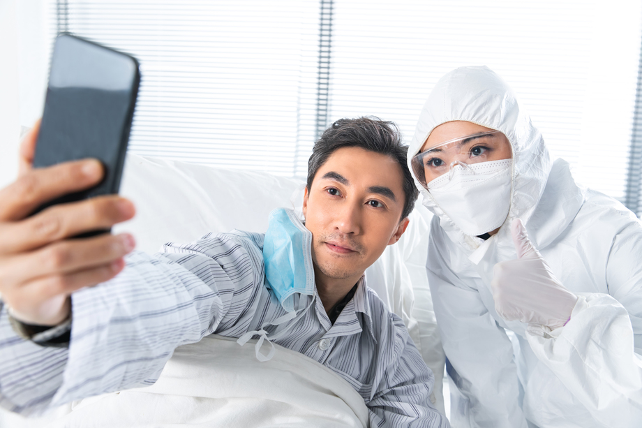 医生和患者一起看手机照片 医生和患者一起看手机照片