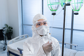 青年女医生在病房里工作