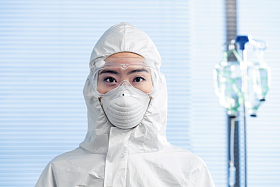 穿防护服的青年女医生图片