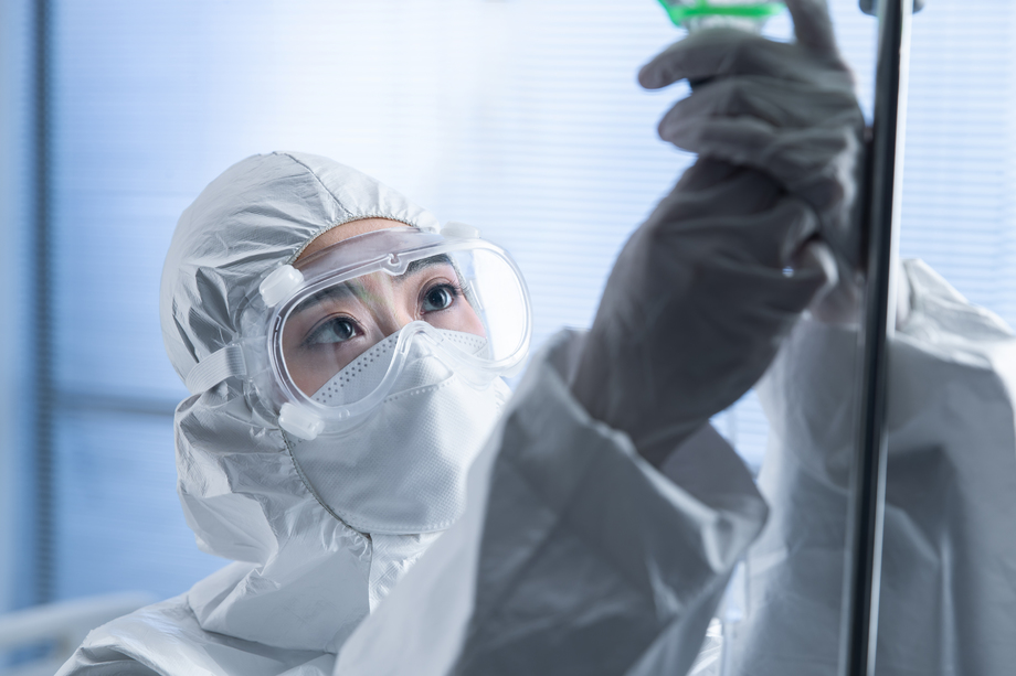 医务工作者在病房里调试生理盐水 医务工作者在病房里调试生理盐水