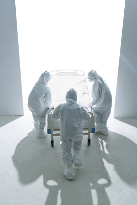 医生抢救患者图片