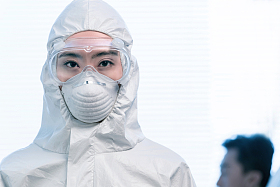 医生在病房里照顾患者