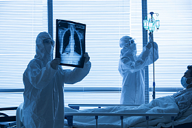 医生给患者查看X光片图片