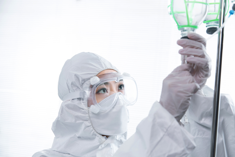 青年女医生在病房里工作 青年女医生在病房里工作