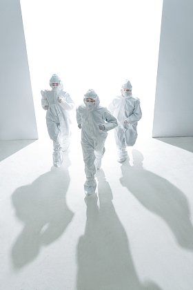 医疗团队奔跑救援图片