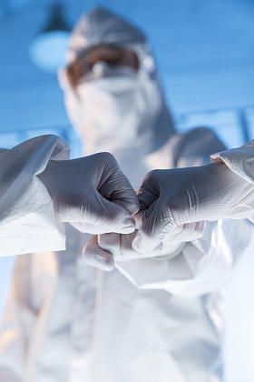 医生戴着外科手套相互鼓励图片