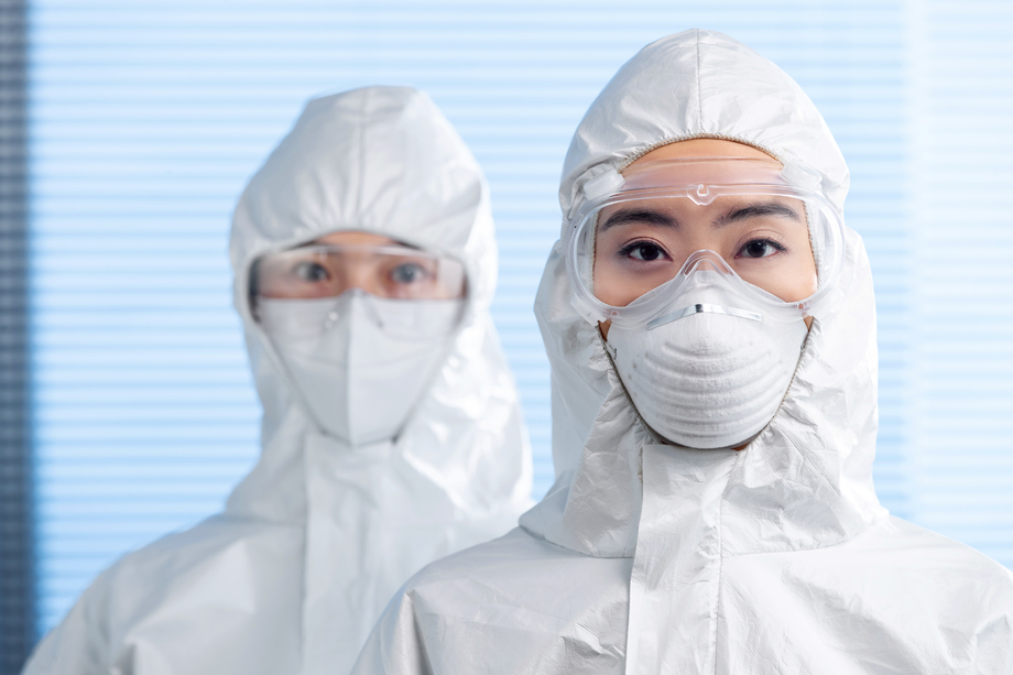 穿防护服的医疗团队