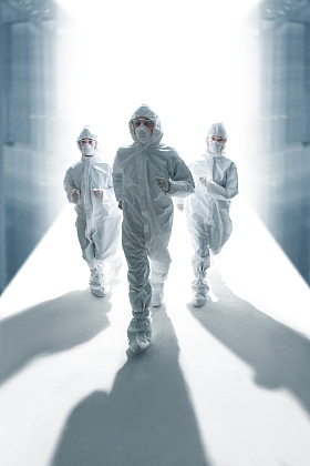 医疗团队奔跑救援图片