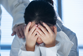 疲惫的青年女医生图片