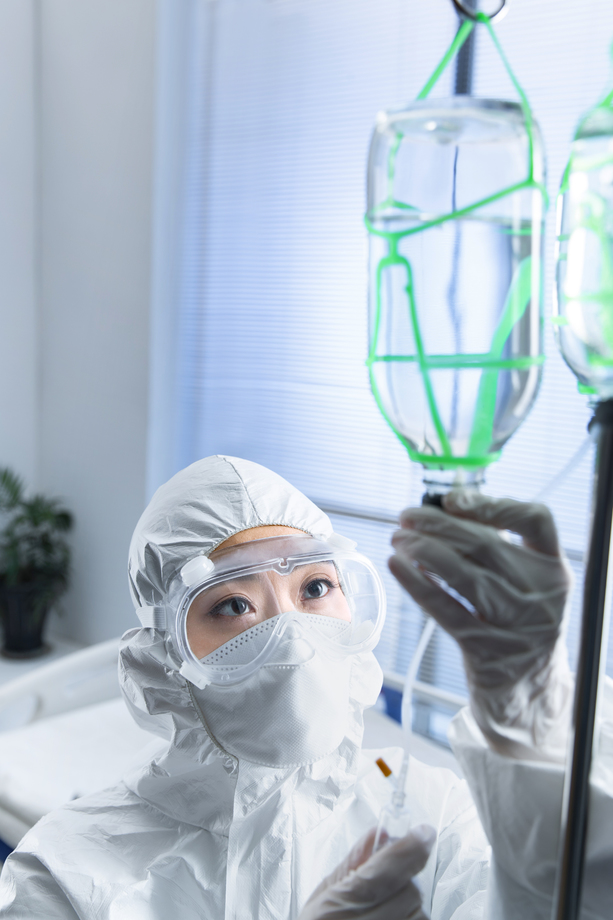 青年女医生调试生理盐水 青年女医生调试生理盐水