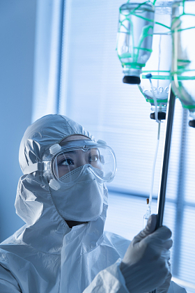 青年女医生调试生理盐水图片