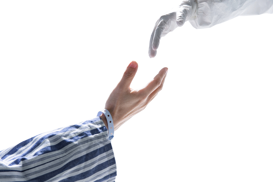 医生向患者伸出援助之手