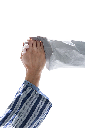 医生向患者伸出援助之手图片