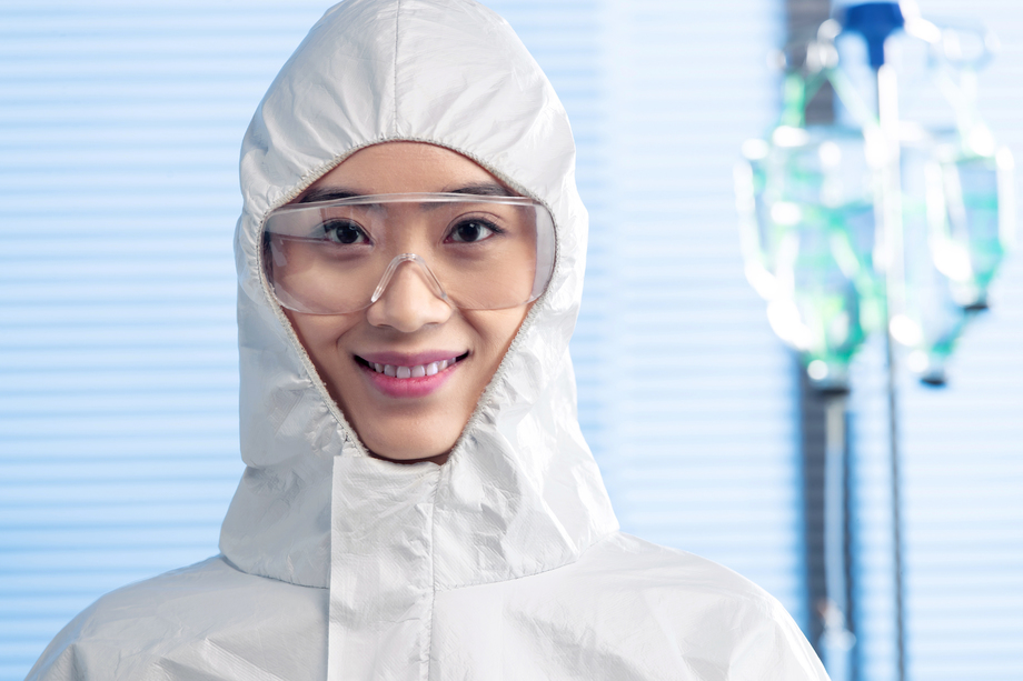 露出笑脸的青年女医生
