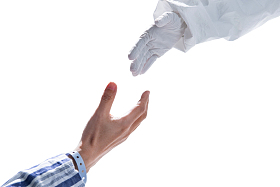 医生向患者伸出援助之手照片