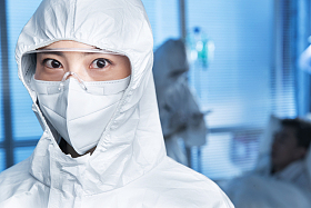 青年女医生在病房里图片