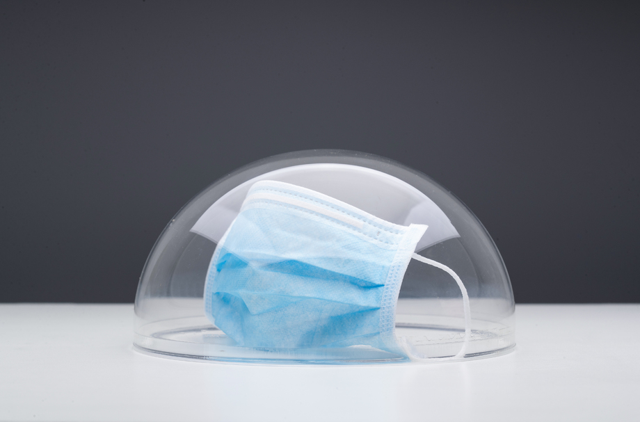 玻璃罩里的医用口罩