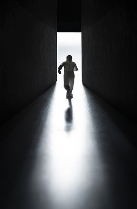 穿防护服的医生奔跑