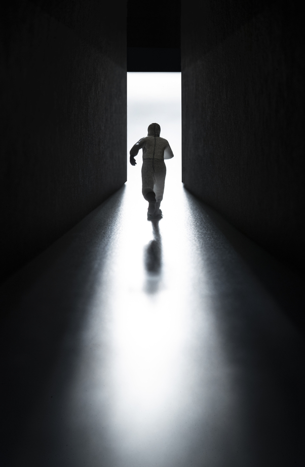 穿防护服的医生奔跑