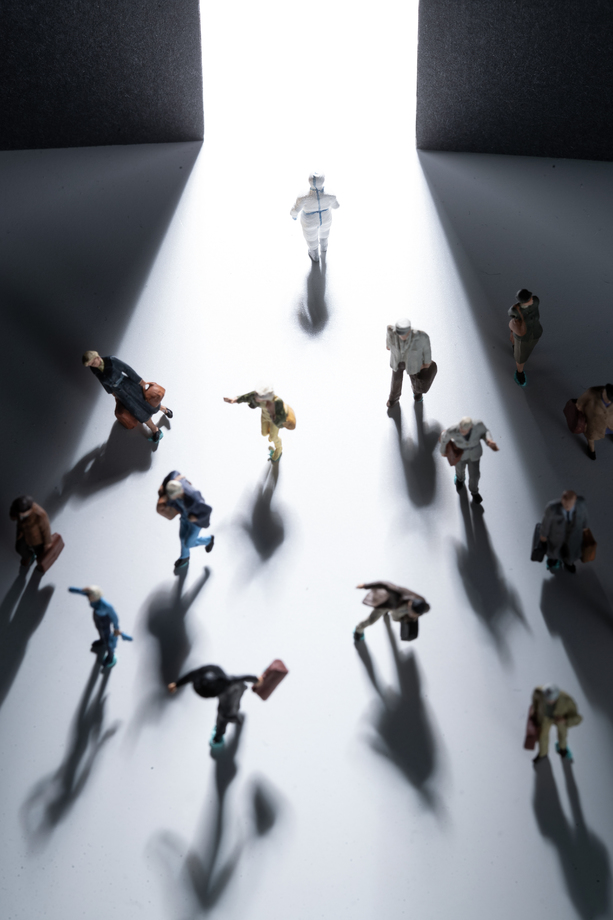 医务工作者和人群逆行图片 医务工作者和人群逆行图片