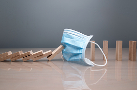 多米诺骨牌和医用外科口罩照片