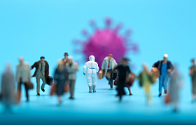 病毒面前医务工作者和人群逆