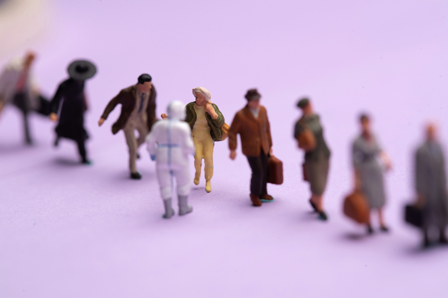 医务工作者询问排队中的旅客图片 医务工作者询问排队中的旅客图片