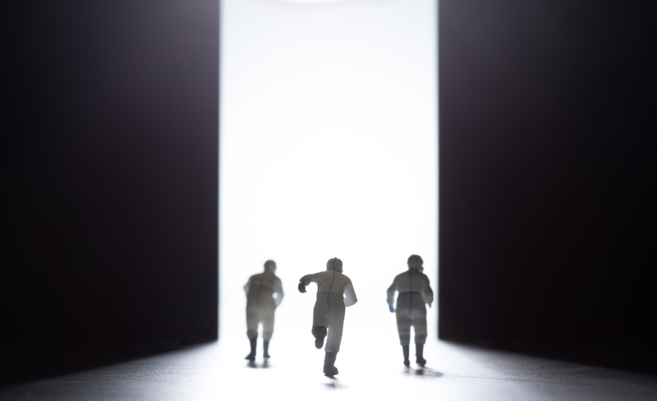 穿防护服的医疗团队奔跑 穿防护服的医疗团队奔跑