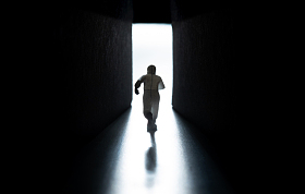 穿防护服的医生奔跑