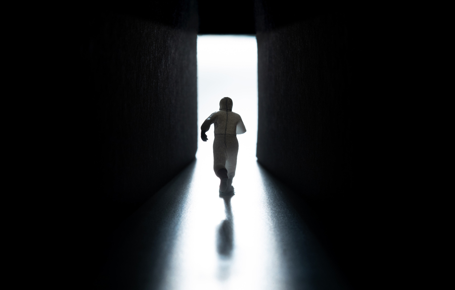 穿防护服的医生奔跑 穿防护服的医生奔跑