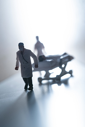 医生抢救患者