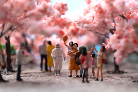 樱花树下的医护人员和游客图片