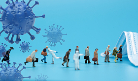 医务工作者和人群逆行图片