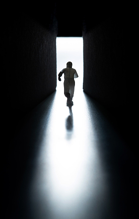 穿防护服的医生奔跑