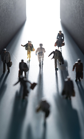 医务工作者和人群逆行图片