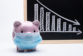 戴口罩小猪和下降数据趋势图照片