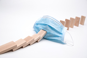多米诺骨牌和医用外科口罩图片