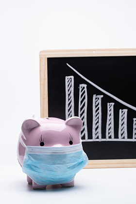 戴口罩小猪和下降数据趋势图照片