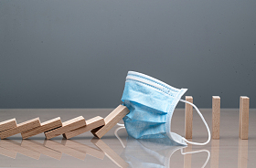 多米诺骨牌和医用外科口罩图片